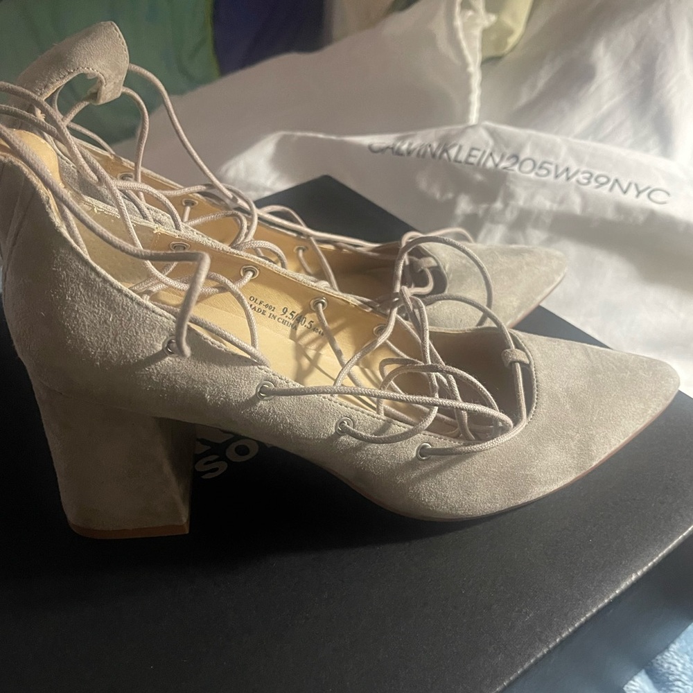 Chinese laundry grey suede, lace up shoes. Size 9.5/40.5. Never worn . Clean